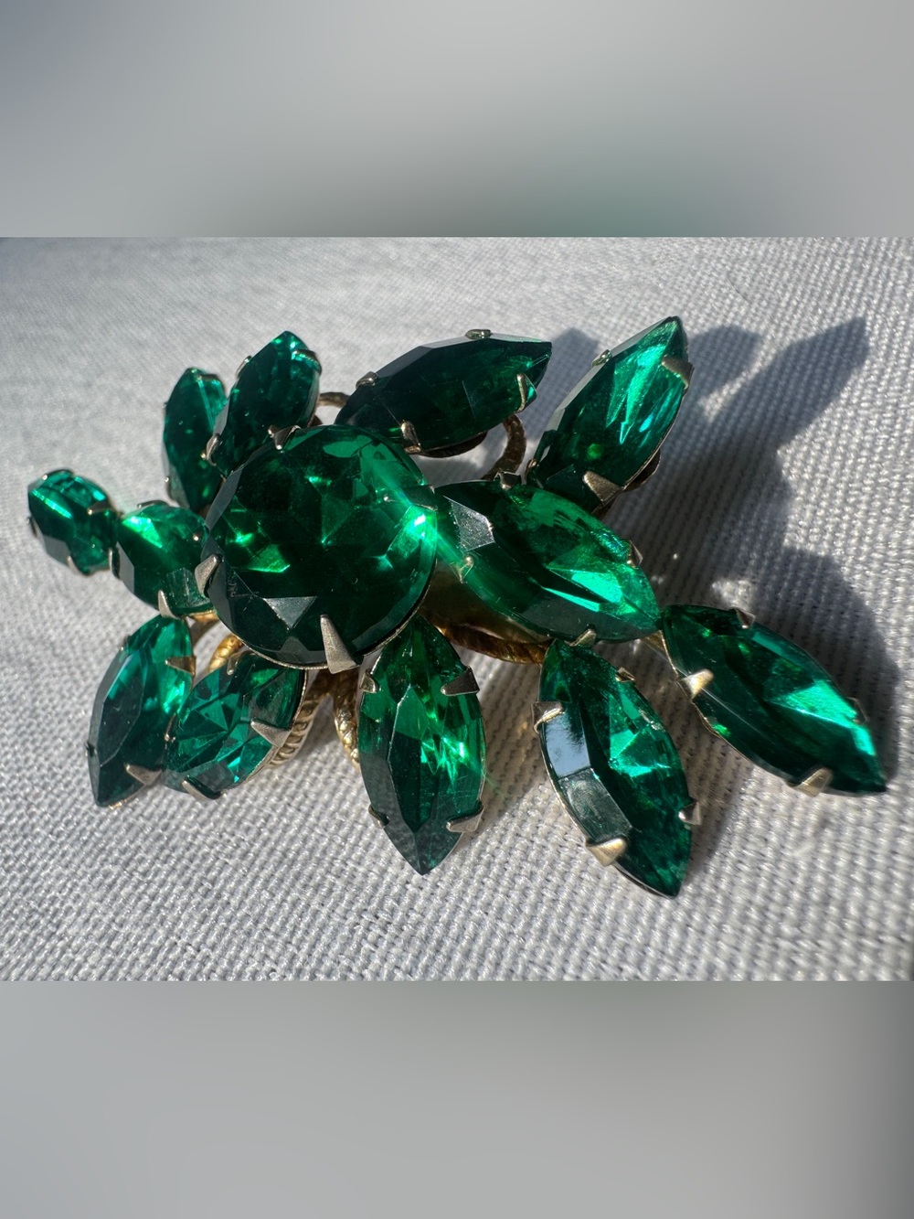 Vintage 1950s emerald green spray fully prong-set marquise rhinestone brooch pin